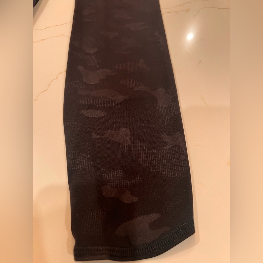 All in Motion Premium Elongate 7/8 leggings | XS | Black & Gray - Picture 5 of 10